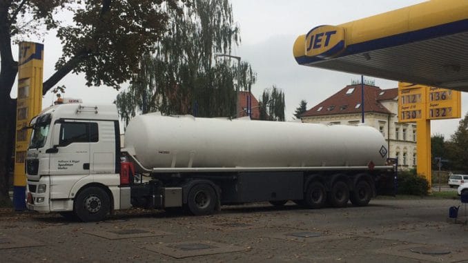IMG_6269 Die Ausbildung zum Tankkraftwagen-Fahrer kann sich der Mineralölhändler fördern lassen. Foto: Urbansky Mineralölhändler, Tkw, Förderung, KfW, BAFA