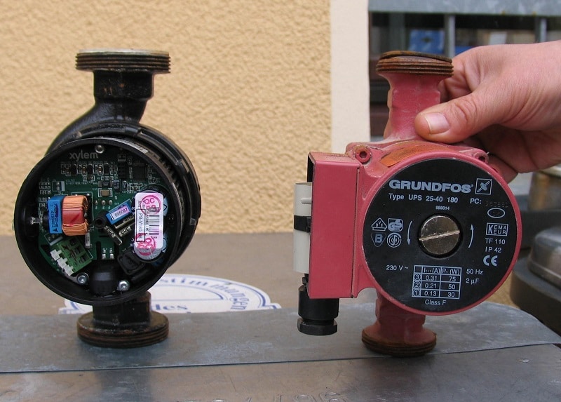 Hocheffizienzpumpe (links) und alte Heizungspumpe. Foto: Urbansky Bafa, Tausch, Heizungspumpe