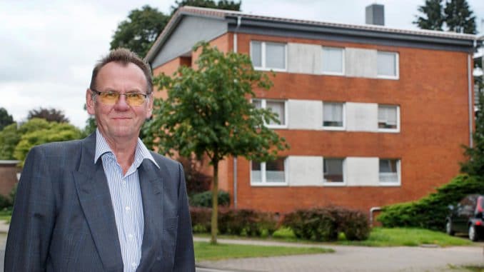 Photovoltaik Martin Henne vor dem von ihm energetisch sanierten 6-Familien-Haus. Die Versorgung übernehmen weitestgehend zwei BHKW. Fotos: E3/DC / Andreas Burmann
