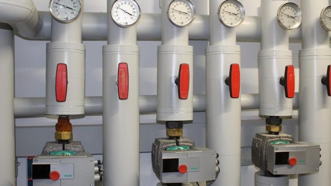 4by3 Mit automatisierter TGA, wie hier einer Verteileranlage einer Wärmepumpe, lässt sich die Energieeffizienz eines Gebäudes steigern. Foto: Urbansky Gebäudeautomation, Effizienz, Automatisierung, Gebäudetechnik, TGA, Energieeffizienz, IGT, Einsparpotenzial