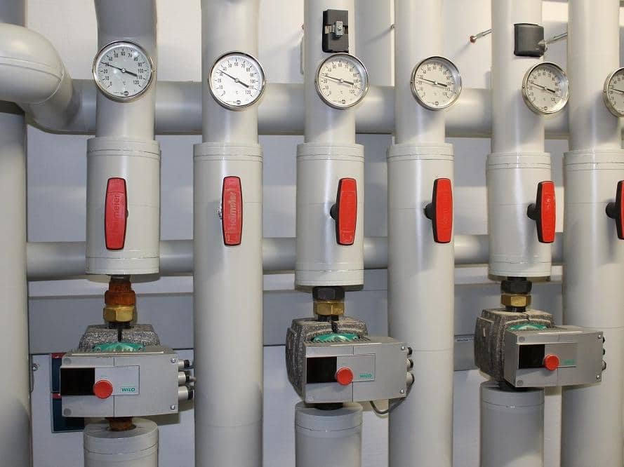 Mit automatisierter TGA, wie hier einer Verteileranlage einer Wärmepumpe, lässt sich die Energieeffizienz eines Gebäudes steigern. Foto: Urbansky Gebäudeautomation, Effizienz, Automatisierung, Gebäudetechnik, TGA, Energieeffizienz, IGT, Einsparpotenzial