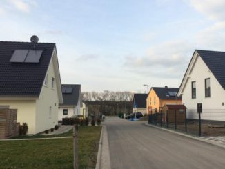 Solarthermische Anlagen wie hier zur Warmwassererwärmung sind heutzutage Standard im Neubau. Als Heizungsunterstützung könnten sie bis zu 50 Prozent an fossiler Wärmeenergie sparen. Foto: Urbansky