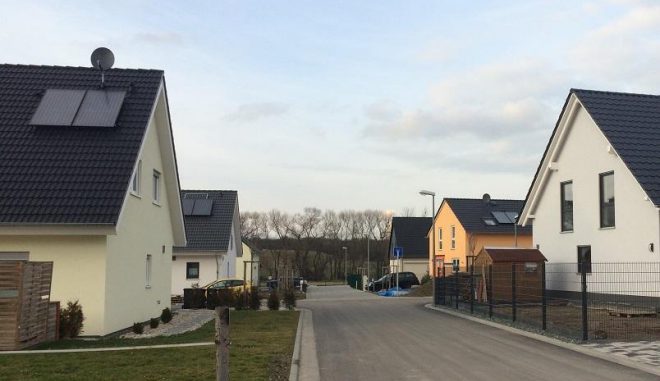 4by3 Solarthermische Anlagen wie hier zur Warmwassererwärmung sind heutzutage Standard im Neubau. Als Heizungsunterstützung könnten sie bis zu 50 Prozent an fossiler Wärmeenergie sparen. Foto: Urbansky