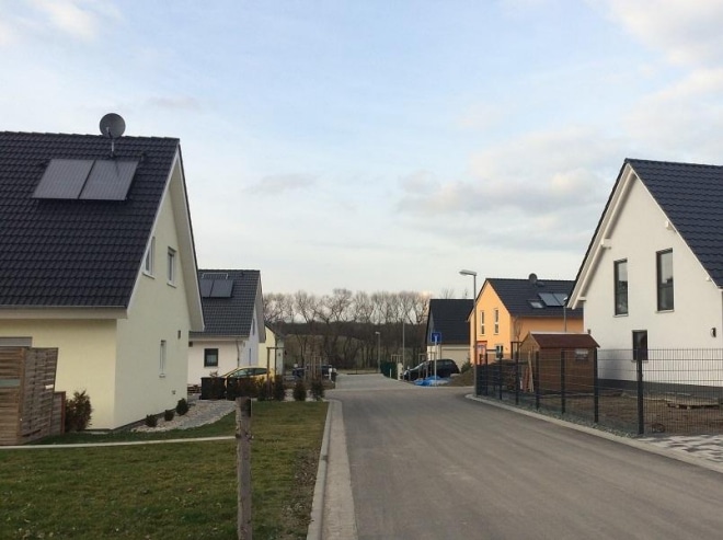 Solarthermische Anlagen wie hier zur Warmwassererwärmung sind heutzutage Standard im Neubau. Als Heizungsunterstützung könnten sie bis zu 50 Prozent an fossiler Wärmeenergie sparen. Foto: Urbansky