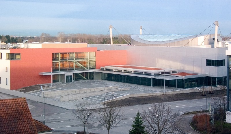 Wird mit Wärmepumpen im Contracting beheizt und gekühlt: Das BallhausForum in Unterschleißheim. Foto: Südwärme Wärmepumpe Contracting, JAZ, Photovoltaik