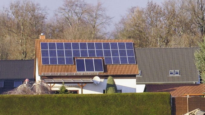 solar-pv Solarthermie und Photovoltaik müssen sich nicht ausschließen. Sie können sich hervorragend bei der Eigenversorgung eines Hauses ergänzen. Foto: Urbansky PV. Solarthermie, Sonnenkraft, Heizung