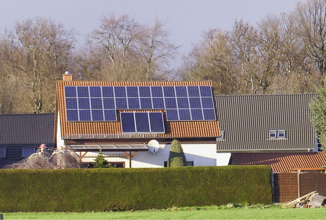 Solarthermie und Photovoltaik müssen sich nicht ausschließen. Sie können sich hervorragend bei der Eigenversorgung eines Hauses ergänzen. Foto: Urbansky PV. Solarthermie, Sonnenkraft, Heizung