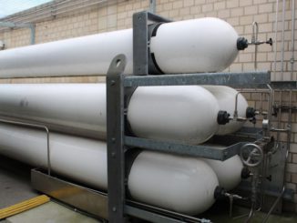 Die Logistik für den Brennstoffzellen-Treibstoff Wasserstoff, hier die Druckbehälter an einer Tankstelle in Berlin, hinkt noch hinterher. Das will ein aktuelles Regierungsprogramm ändern. Foto: Urbansky Brennstoffzelle, Wasserstoff, NIP, Bundesregierung, Förderung