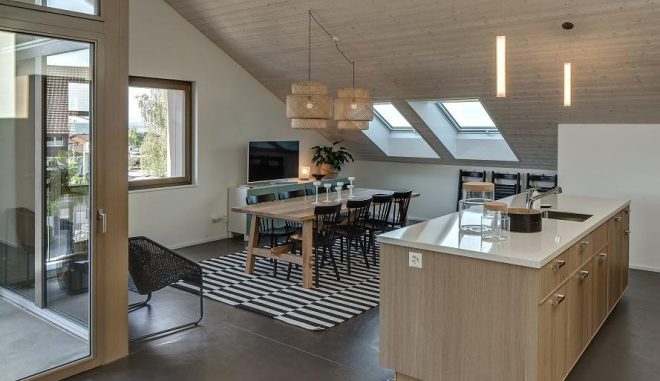 4by3 Wohnung in einem komplett energieautarken Mehrfamilienhaus in Brütten in der Schweiz. Die meisten Planer nutzen jedoch weiterhin Netze, um den restlichen Energiebedarf von Niedrigstenergiegebäuden oder Passivhäusern zu decken. Foto: Umwelt Arena Energieautarkie, Wärmemarkt, Gebäude