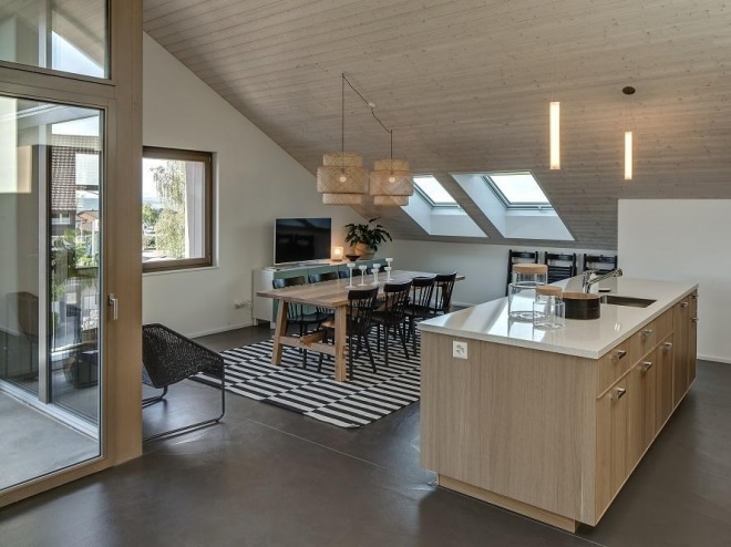 Wohnung in einem komplett energieautarken Mehrfamilienhaus in Brütten in der Schweiz. Die meisten Planer nutzen jedoch weiterhin Netze, um den restlichen Energiebedarf von Niedrigstenergiegebäuden oder Passivhäusern zu decken. Foto: Umwelt Arena Energieautarkie, Wärmemarkt, Gebäude