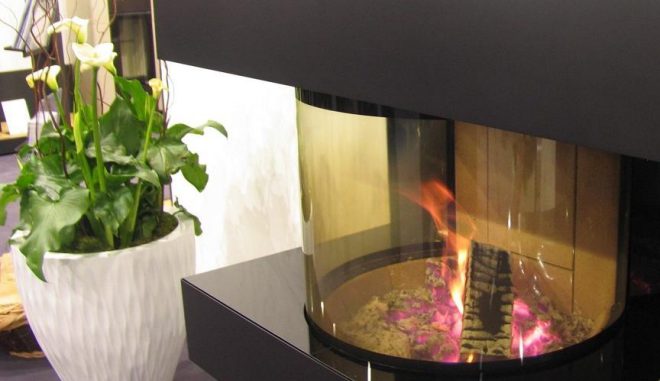 4by3 Kann mehr als nur ein gemütliches Feuer: Ein moderner Kaminofen speist Wärmeenergie in den Heizkreislauf des Heizungssystems ein. Foto: Urbansky Kamin, Kaminofen, Holz, Wassertasche