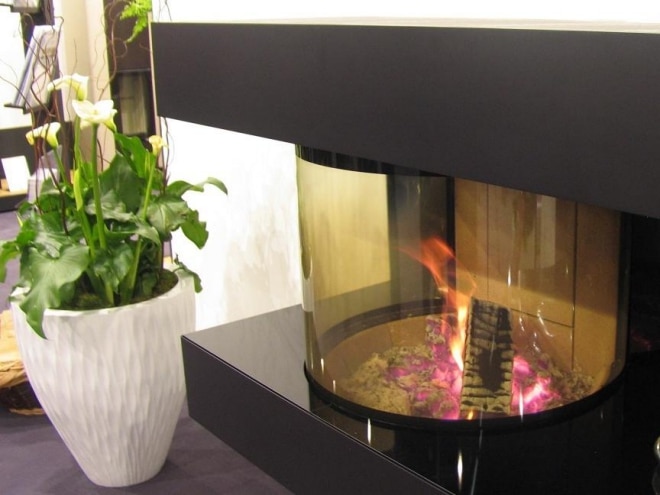 Kann mehr als nur ein gemütliches Feuer: Ein moderner Kaminofen speist Wärmeenergie in den Heizkreislauf des Heizungssystems ein. Foto: Urbansky Kamin, Kaminofen, Holz, Wassertasche