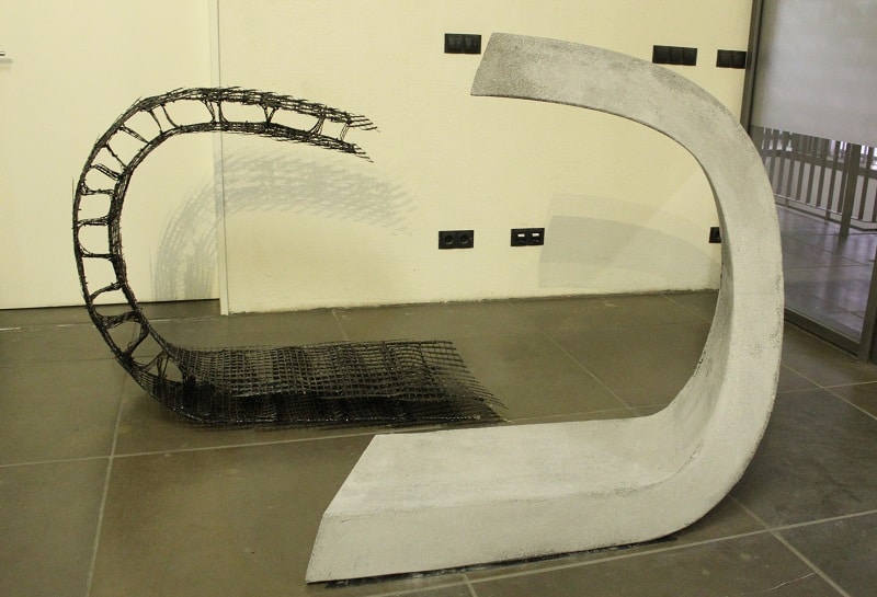 Nicht nur Formenvielfalt, auch Multifunktionalität erlaubt Carbonbeton, links eine Bewehrung, rechts das fertige Betonelement. Carbonbeton, C3, Carbon Concrete Composite, Photovoltaik