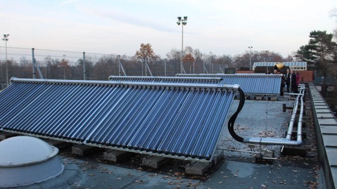 img_7295_kl Hier können viele Sportler mit solarer Wärme duschen - und heizen. Foto: Urbansky Solarthermie, Heizung, Warmwasser