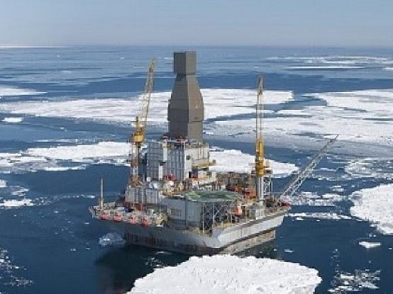 Aufwändige Förderbedingungen, wie hier nahe der Insel Sachalin, treiben den Ölpreis nach oben, zögern aber auch einen Peak Oil weiter hinaus, falls alternative Energieformen nicht günstiger sind. Foto: Rosneft Peak Oil, Fördermaximum, Ölförderung, Reserven
