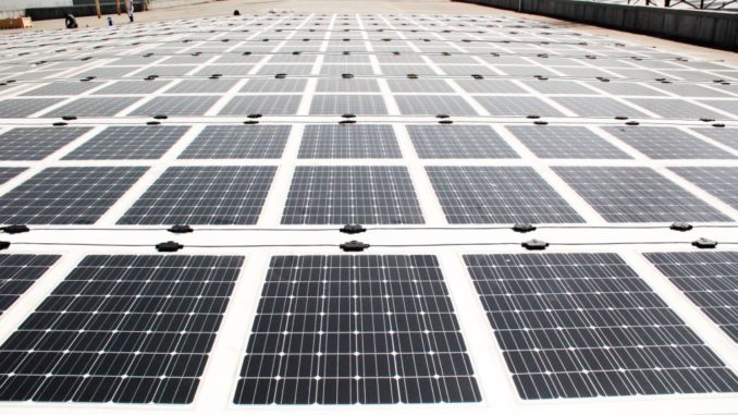 DSC_5179 Lastminimierung und Leistungsoptimierung versprechen die rahmenlosen Glas-Folienmodule von Solarion. Foto: Solarion PV, Photovoltaik, Dach