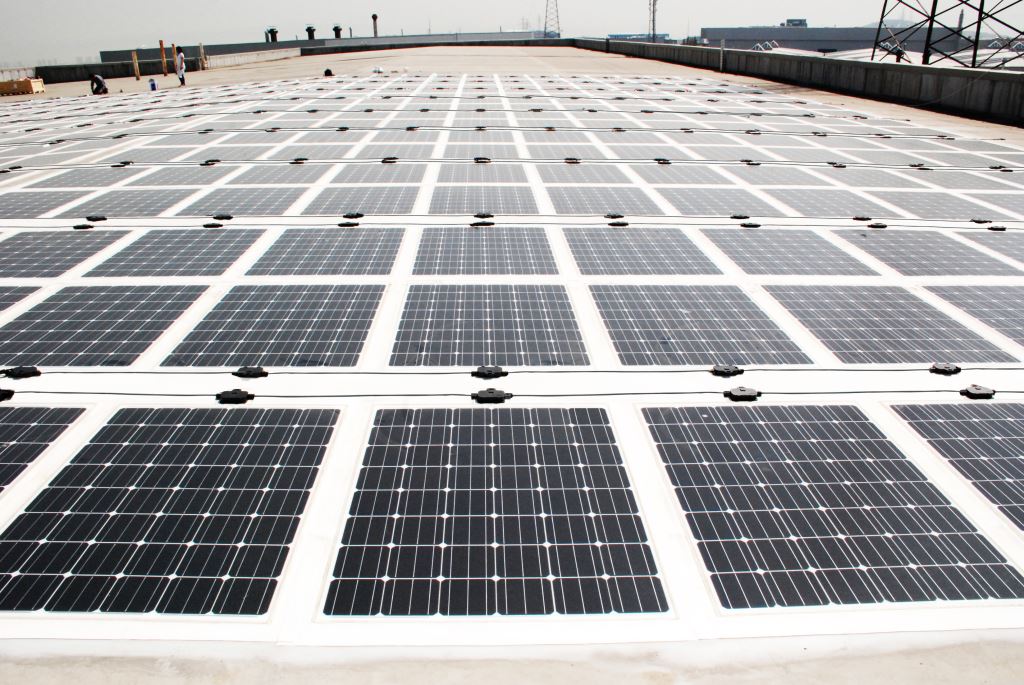 Lastminimierung und Leistungsoptimierung versprechen die rahmenlosen Glas-Folienmodule von Solarion. Foto: Solarion PV, Photovoltaik, Dach