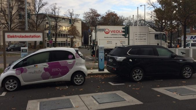 img_1421 Trotz Stromzapfens an der Tankstelle: Auch die E-Mobilität bedroht die klassischen Geschäftsmodelle des Mineralölhandels. Foto: Urbansky Bioöl, Biodiesel, Bioethanol, FAME, Mineralölwirtschaft, Raffinerie, Geschäftsmodell