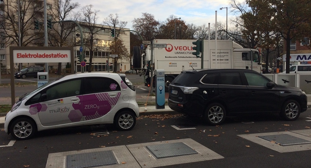 Trotz Stromzapfens an der Tankstelle: Auch die E-Mobilität bedroht die klassischen Geschäftsmodelle des Mineralölhandels. Foto: Urbansky Bioöl, Biodiesel, Bioethanol, FAME, Mineralölwirtschaft, Raffinerie, Geschäftsmodell