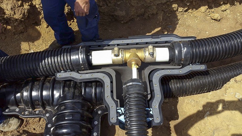 Detail eines kalten Wärmenetzes mit Anschluss zu einem Abnehmer. Eine Isolierung ist nicht nötig, die Verlegung ist unkompliziert. Foto: Stadtwerk Haßfurt Wärmenetz, Nahwärme, Wärmepumpe