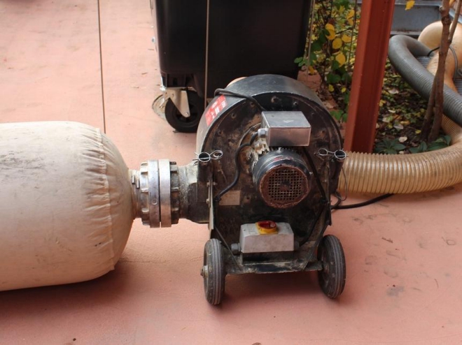 Bei der Einlagerung von Pellets ist auf Staubfreiheit zu achten. Dafür sorgt der Staubfänger (links im Bild), der vor dem Einblasen der Pellets (rechts) die Staubpartikel ausfiltert. Foto: Urbansky Pelletheizung, Wärmemarkt, Pelletlager