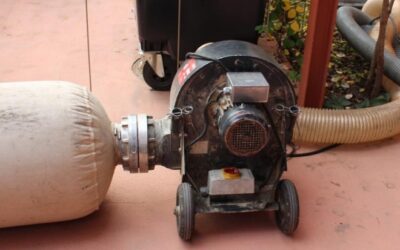 Bei der Einlagerung von Pellets ist auf Staubfreiheit zu achten. Dafür sorgt der Staubfänger (links im Bild), der vor dem Einblasen der Pellets (rechts) die Staubpartikel ausfiltert. Foto: Urbansky Pelletheizung Wärmemarkt, Heiztechnik