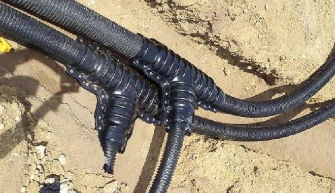 4by3 Detail eines kalten Wärmenetzes – ohne Isolierung – mit Anschluss zu einem Abnehmer. Foto: Stadtwerk Haßfurt Wärmewende, Wärmenetz, Wärmepumpe