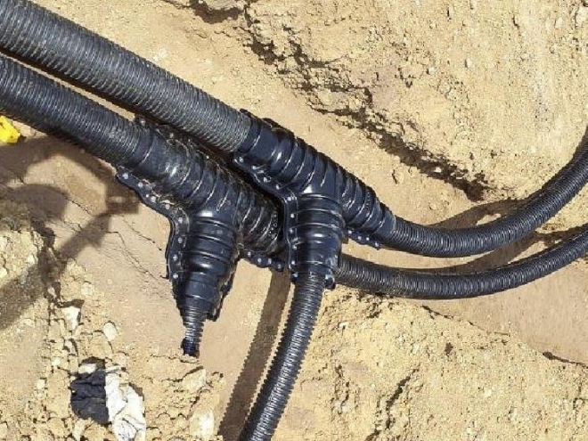 Detail eines kalten Wärmenetzes – ohne Isolierung – mit Anschluss zu einem Abnehmer. Foto: Stadtwerk Haßfurt Wärmewende, Wärmenetz, Wärmepumpe