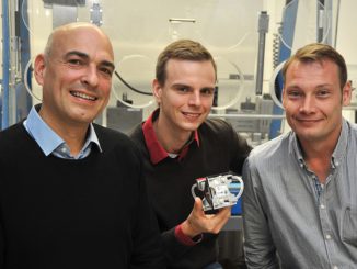 Das Jenaer Forscherteam um Prof. Dr. Ulrich S. Schubert (links), Tobias Janoschka (Mitte) und Dr. Martin Hager entwickelten die polymere Redox-Flow-Batterie. Foto: Anne Günther / Friedrich-Schiller-Universität Jena Speicher, ReduxFlow, Batterie