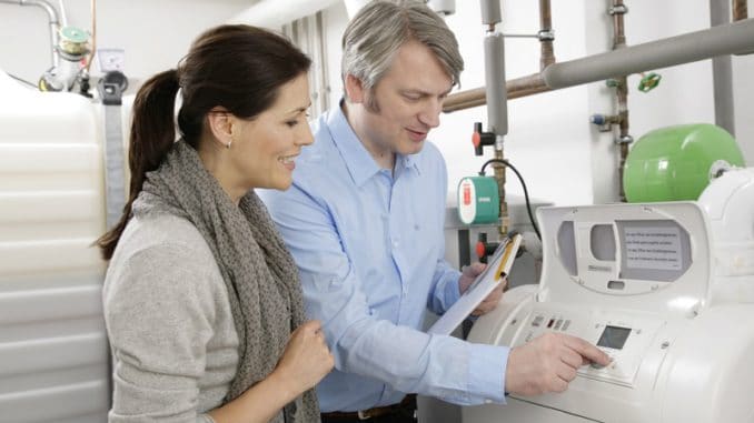 Brennwerttechnik setzt die im Heizöl enthaltene Energie fast vollständig in Wärme um Ein großer Vorteil der Digitalisierung: Die Eigentümer können die Heizung selbst programmieren, und das nicht mal unbedingt am Gerät, sondern auch einfach per Handy und App. Foto: IWO Digitaliserung, Heizung