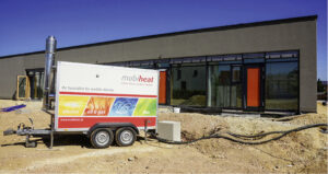 Mobile Heizzentralen kommen unter anderem bei der Estrichtrocknung zum Einsatz. Foto: Mobiheat