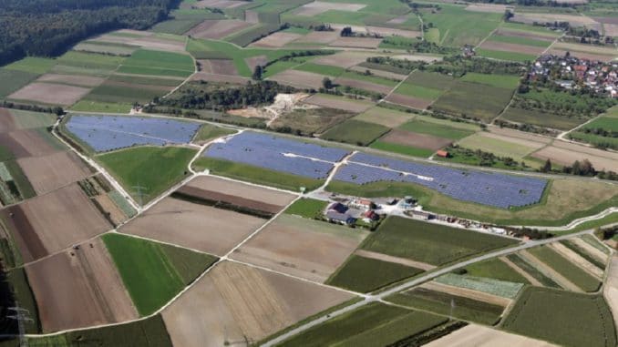 solarpark-ulm-eggingen Erneuerbare Energien wie aus dem Solarpark Ulm-Eggingen sollen laut einer aktuellen Studie die Energiekosten in Zukunft stabilisieren, vielleicht sogar senken. Foto: EnBW/Uli Deck