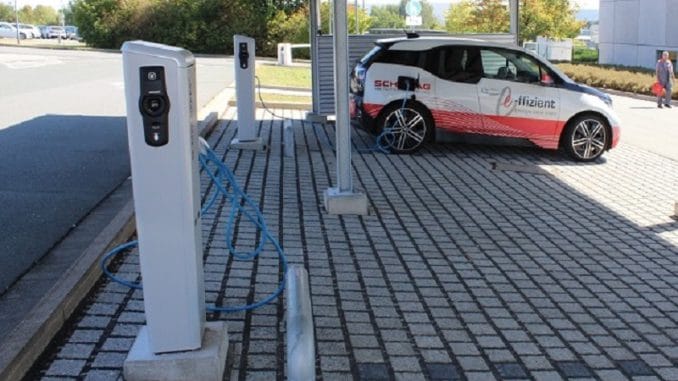 IMG_4557 Bei entsprechend großer Auslegung einer PV-Anlage lässt sich auch ein Großverbraucher wie ein E-Mobil mit einbinden. Foto: Urbansky