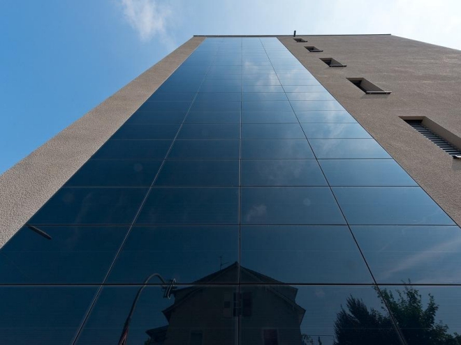 Photovolatik, hier mit fassadenintegrierten Modulen, ist eine der Lösungen für die Versorgung von Quartieren mit erneuerbaren Energien. Sto / Jens Hagen, Königsfeld