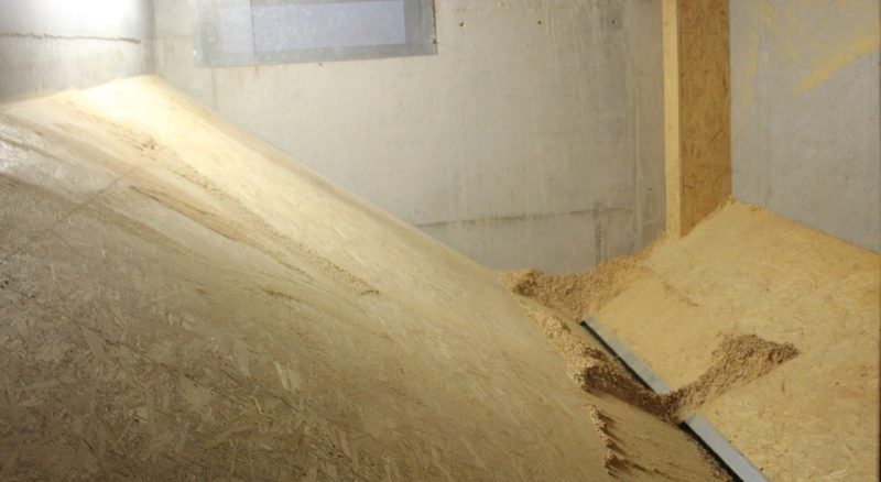 Blick in ein Pelletlager. Gut zu erkennen sind die Schrägen, die das Nachrutschen der Pellets gewährleisten. Foto: Urbansky