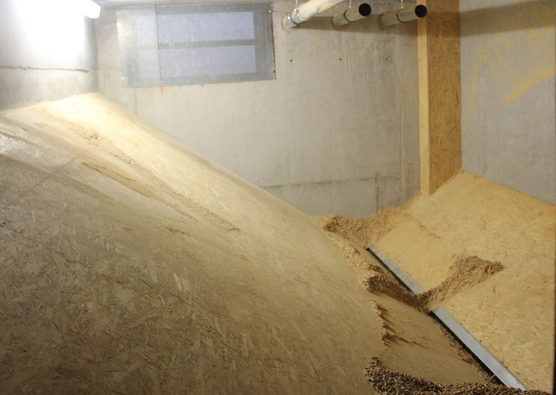 Blick in ein Pelletlager. Gut zu erkennen sind die Schrägen, die das Nachrutschen der Pellets gewährleisten. Foto: Urbansky