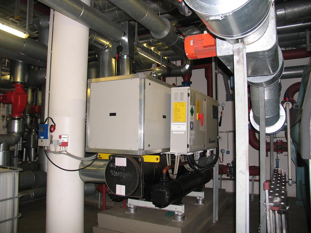 Adsorptionskältemaschine, die von der Abwärme zweier Blockheizkraftwerke gespeist wird und ein Bürogebäude mit über 600 Arbeitsplätzen kühlt. Frank Urbansky