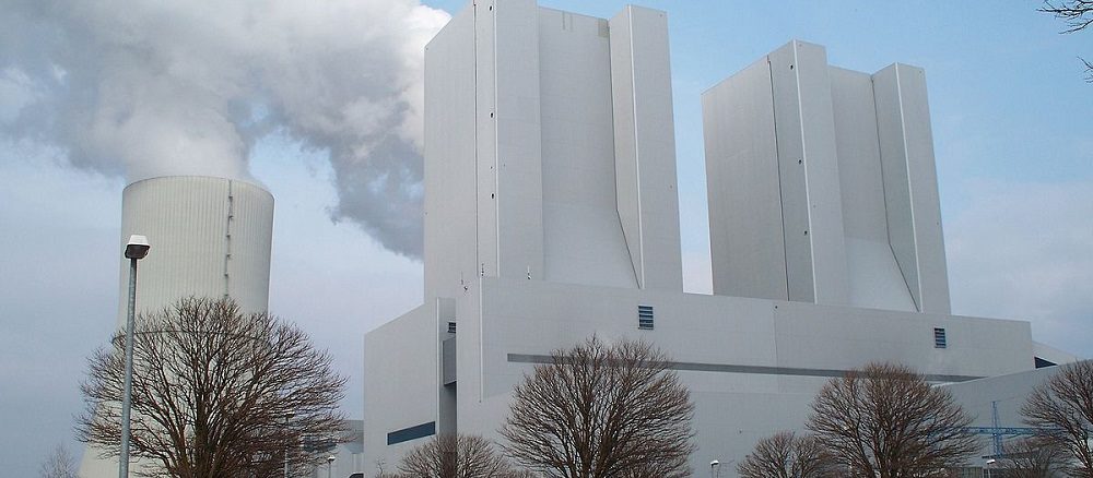 Selbst das modernsten Kohlekraftwerk, wie hier Lippendorf, stößt massenhaft CO2 aus. Aber auch rein ökonomische Gründe sprechen gegen Braunkohl als Partner der Energiewende. Foto: High Contrast / Wikimedia / Lizenz unter CC BY 3.0 de
