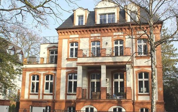 4by3 Diese Berliner Gründerzeitvilla mit sechs Wohnungen mit einer Gesamtmietfläche von 600 Quadratmetern wird durch eine 27,4 kW-Erdwärmepumpe beheizt. Alle Zimmer wurden mit Flächenheizungen ausgestattet. Foto: Urbansky
