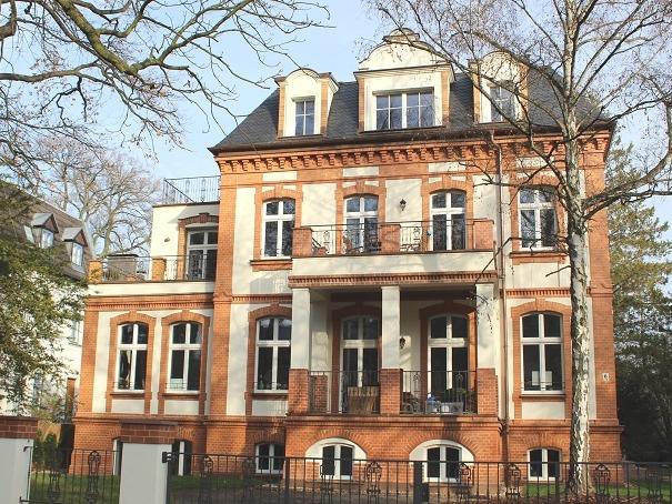 Diese Berliner Gründerzeitvilla mit sechs Wohnungen mit einer Gesamtmietfläche von 600 Quadratmetern wird durch eine 27,4 kW-Erdwärmepumpe beheizt. Alle Zimmer wurden mit Flächenheizungen ausgestattet. Foto: Urbansky