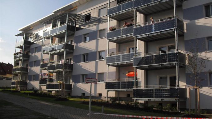 Balkone_Burgfahrnbacherstraße_Deutschland Eine Möglichkeit für PV-Fassaden sind auch Balkone, wie hier bei der Wohnungsbaugesellschaft der Stadt Zirndorf mit einer Leistung von 12 kWp. Foto: ertex Solar