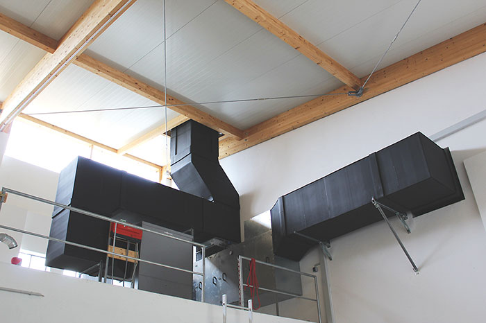 In diesem Ansaugschacht rechts ist der Wechselrichter eingebaut. Foto: Urbansky