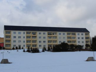 Besonders im Winter schützen gut isolierte Fenstergläser und lassen die wenigen Sonnenstrahlen als Wärmeenergie in die Wohnräume. Foto: Urbansky