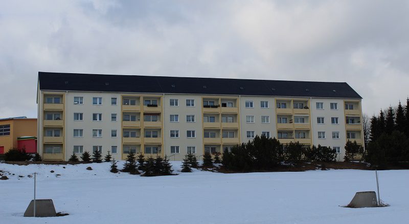 Besonders im Winter schützen gut isolierte Fenstergläser und lassen die wenigen Sonnenstrahlen als Wärmeenergie in die Wohnräume. Foto: Urbansky