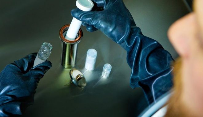 4by3 Zusammenbau einer Cerenergy-Batteriezelle für die stationäre Energiespeicherung. Foto: Fraunhofer IKTS