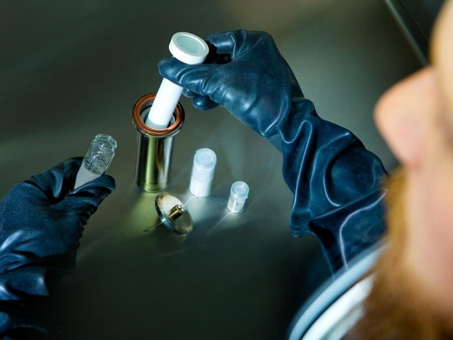 Zusammenbau einer Cerenergy-Batteriezelle für die stationäre Energiespeicherung. Foto: Fraunhofer IKTS