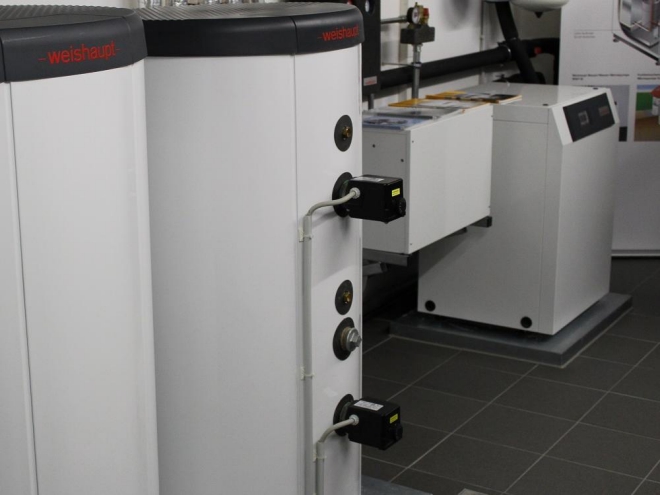 Ein Heizstab in diesem Warmwasserspeicher wird durch den Strom einer hauseigenen PV-Anlage betrieben, indem nur der überschüssige Strom zum Heizen des Kessels genutzt wird. Foto: Urbansky