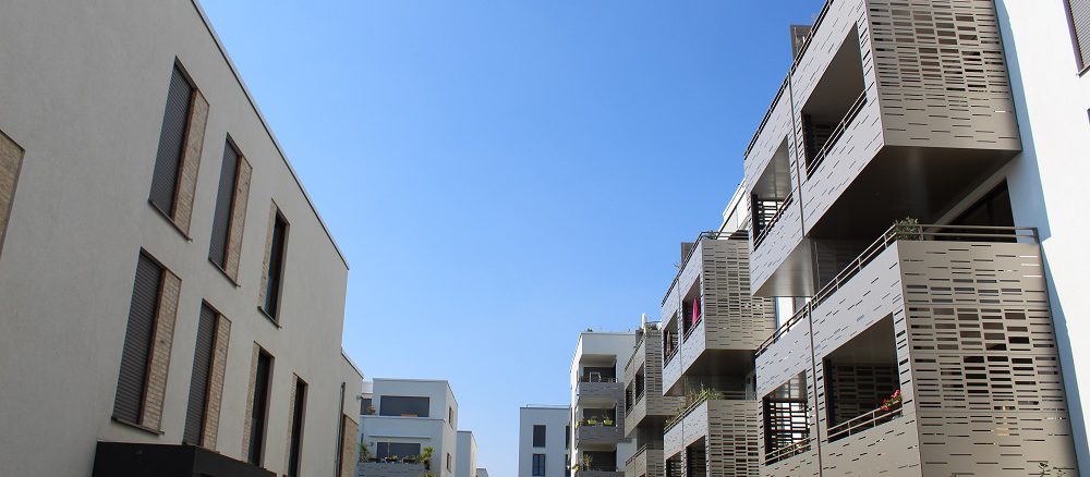 Vollautomatische Verschattungen (links) und vorgehängte Fassadenteile an Balkonen mildern die Hitzeeinstrahlung. Foto: Urbansky