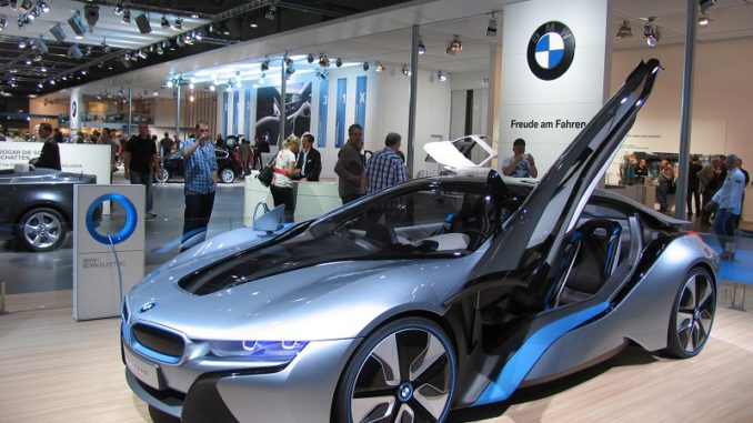 AMI Leipzig 2012 Die Carbonkarosse des Supersportlers i8 ist zwar superleicht, wird aber letztlich aus Erdöl hergestellt. Foto: Urbansky