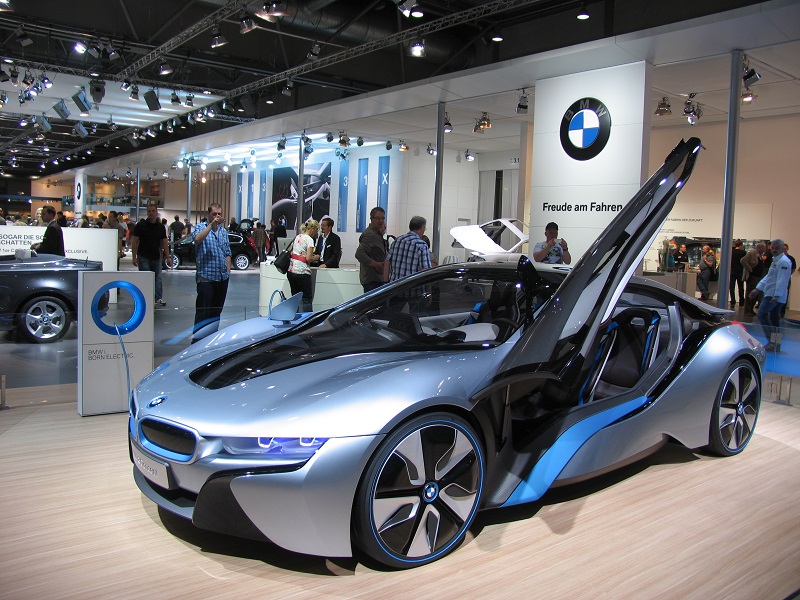 Die Carbonkarosse des Supersportlers i8 ist zwar superleicht, wird aber letztlich aus Erdöl hergestellt. Foto: Urbansky